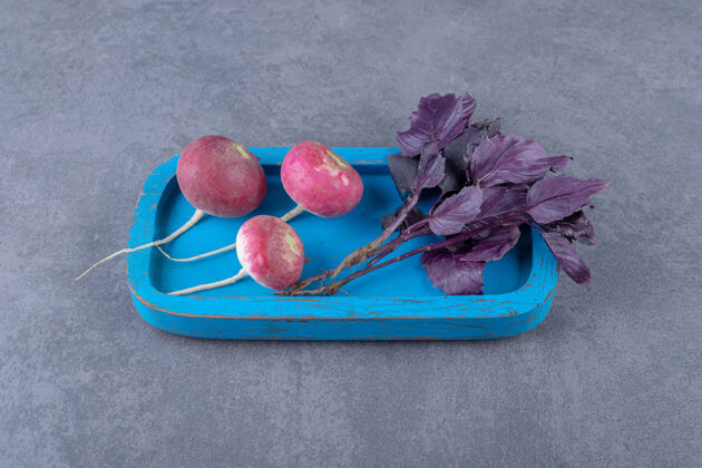 美味紫色罗勒与萝卜在板上 大理石表面新鲜好吃的食材