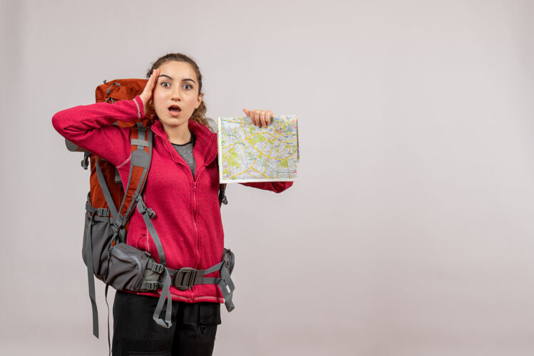 人前视图年轻的旅行者在困惑与大背包举行地图困惑旅游旅游