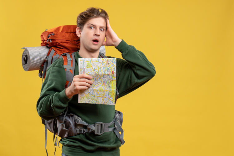 冒险正面图年轻男子背着背包拿着地图度假旅行持有