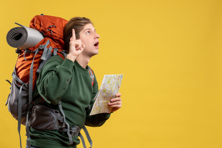 冒险正面图年轻男子背着背包拿着地图黄色家伙旅行