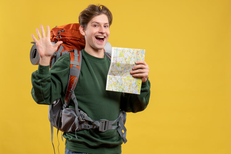 成人正面图年轻男子背着背包拿着地图人家伙旅行者