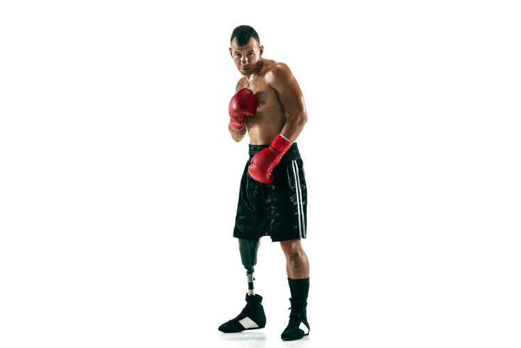 自信带假肢的肌肉运动员的全长肖像 复制空间戴红手套的男拳击手白墙上的孤立镜头肌肉拳击截肢
