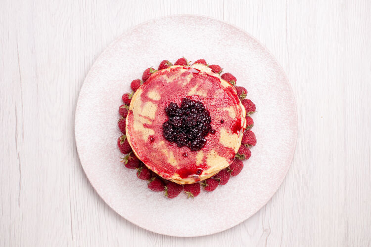 饼干俯瞰美味的薄煎饼与草莓和果冻的白色背景水果馅饼蛋糕饼干甜浆果顶部草莓健康