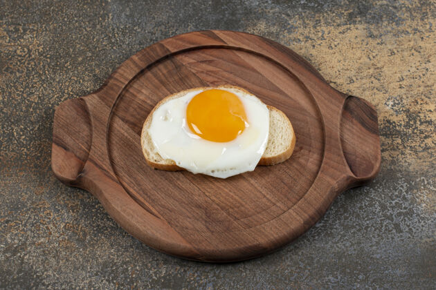 蛋黄在白面包片上放一盘鸡蛋自制薯条小吃
