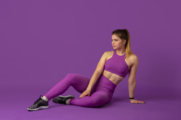健身房格蕾丝美丽的年轻女运动员在练习 单色紫色肖像运动型的白人模特摆出自信的姿势健美 健康的生活方式 美丽和行动的概念女性广告身体