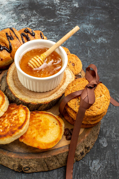 美味的早餐俯瞰美味的早餐 羊角面包薄饼 甜饼 蜂蜜 放在深色的桌子上风景蜂蜜午餐