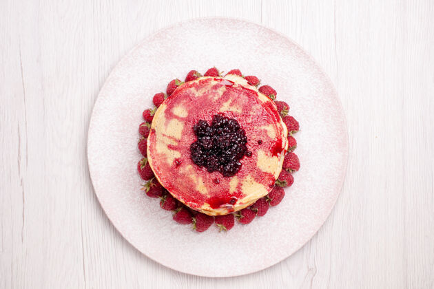 饼干俯瞰美味的薄煎饼与草莓和果冻的白色背景水果馅饼蛋糕饼干甜浆果顶部草莓健康