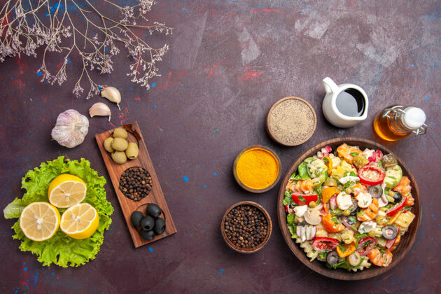 晚餐俯瞰美味的蔬菜沙拉与切片西红柿橄榄和蘑菇黑暗的背景餐饮食健康食品沙拉美食午餐饮食