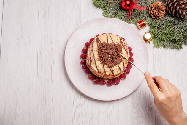 饼干俯瞰美味的薄煎饼和草莓在白色桌子上馅饼水果饼干甜浆果蛋糕顶部食物盘子