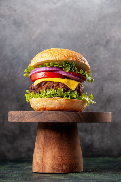 午餐美味的三明治在木板上的深色混合色表面与自由空间晚餐生菜美味三明治