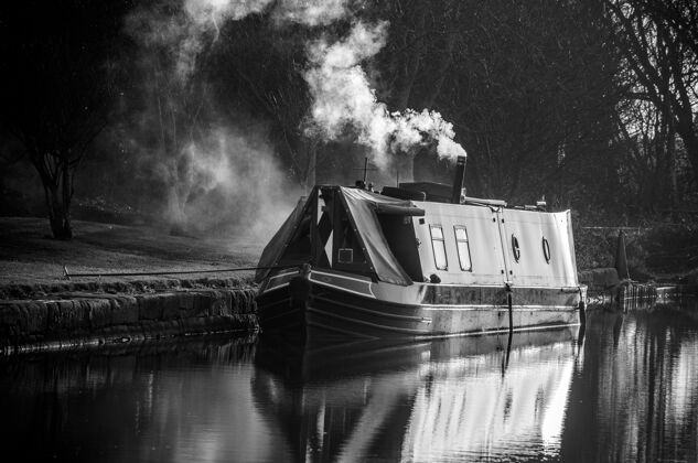 和平窄船在河中 在利物浦 英国黑白历史单色运河