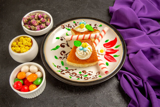 纸巾前视图奶油馅饼片与糖果和紫色组织的灰色空间前面派茶