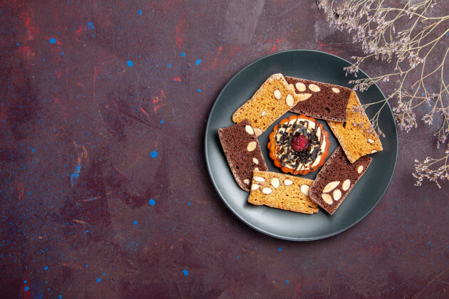 景观俯瞰美味的蛋糕片与坚果和小饼干的深色背景饼干饼干甜点蛋糕茶甜座椅甜点蛋糕