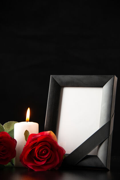 相框黑色上有红花的相框正视图黑暗火焰光