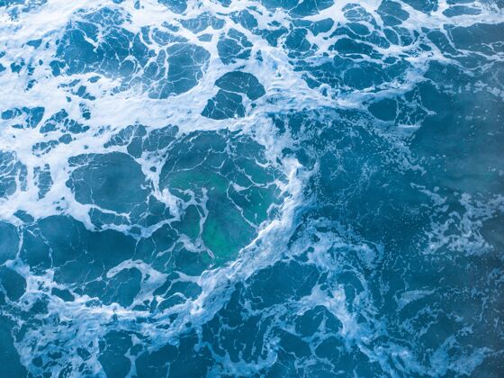 风景头顶空中拍摄的蓝色波浪海-完美的移动悬崖清晰头顶