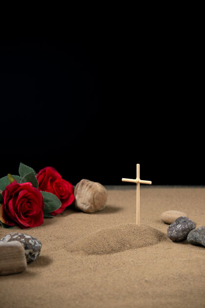 葬礼小坟前视图用红花和石头以色列战争石头红黑