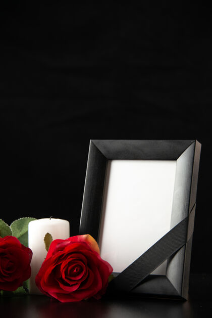 战争黑色上有红花的相框正视图相框葬礼花