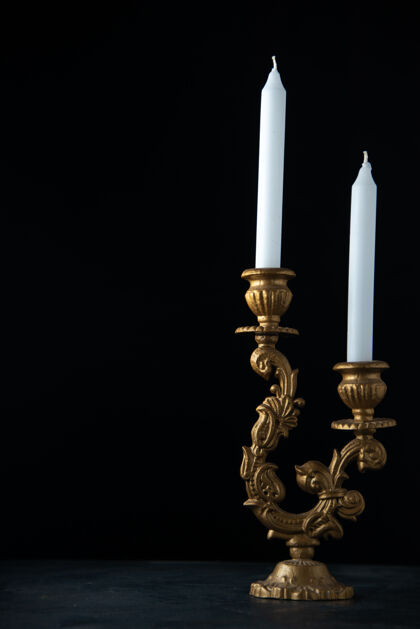 火焰前视图优雅的烛台与白色蜡烛黑暗夜晚火燃烧