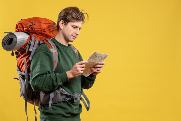 人正面图年轻男性准备远足观察图远足旅行者地图