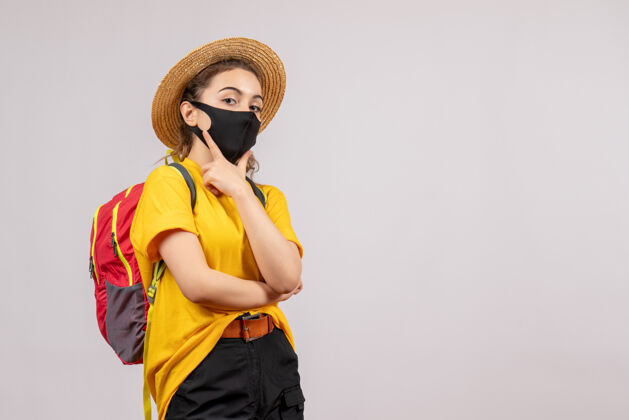 度假正面图：年轻的旅行者把背包放在下巴上肖像年轻旅行者可爱