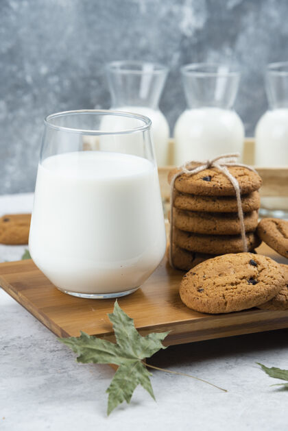 牛奶一杯牛奶加巧克力饼干和树叶可口奶制品食品