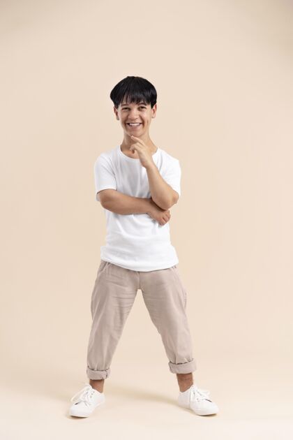 特别一个穿着白衬衫的亚洲人摆着侏儒的姿势人类身体积极积极