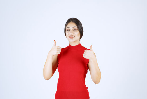 成功穿红衬衫的女孩竖起大拇指员工成人服装