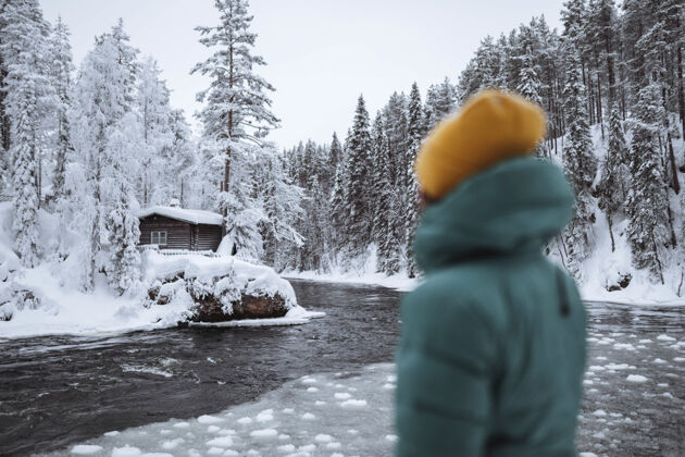 漂浮芬兰拉普兰一条冰冻的河上的女人冰树冰冻
