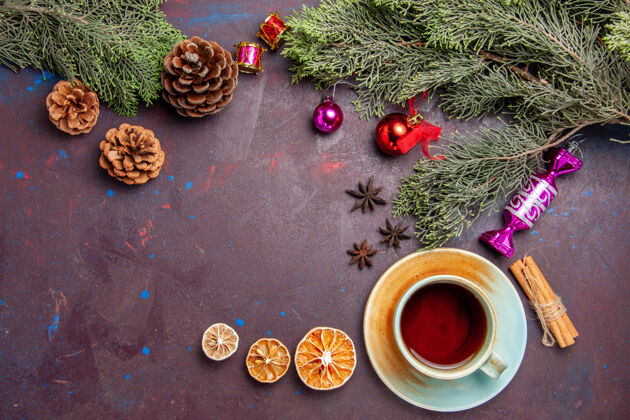 食物在黑暗的空间里 可以俯瞰一杯茶和圣诞树香味树早晨