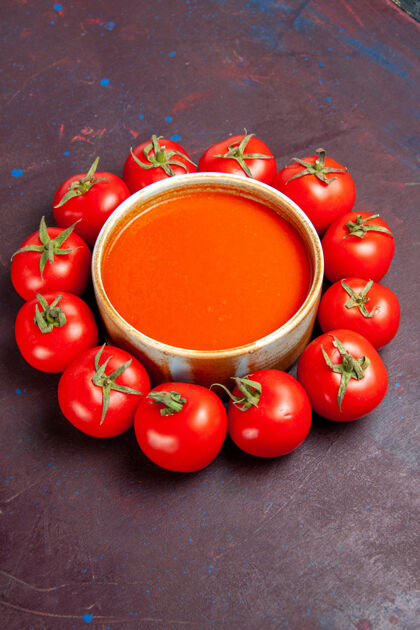汤正面是美味的西红柿汤和新鲜的红色西红柿在黑暗的空间手镯饮食前