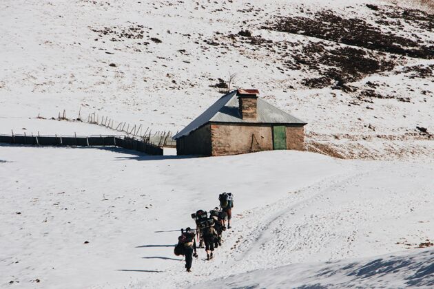 人行道冬天背着背包爬山的人法国极限冰