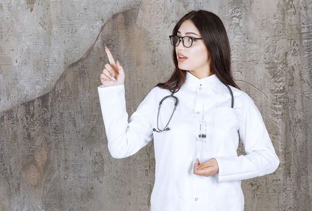 疾病年轻的医生用手指着乡村的墙壁诊断健康中心