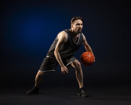 篮球一个拿着篮球的运动员男人运动运动