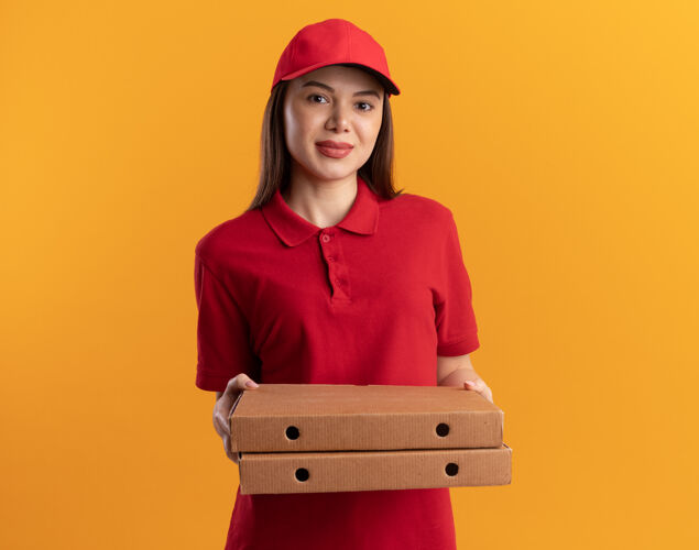 盒子穿着制服的漂亮送货员手里拿着比萨饼盒披萨女士橙色
