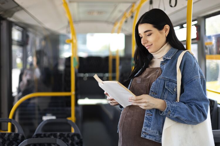 孕妇中等身材的女人在看书汽车旅行目的地