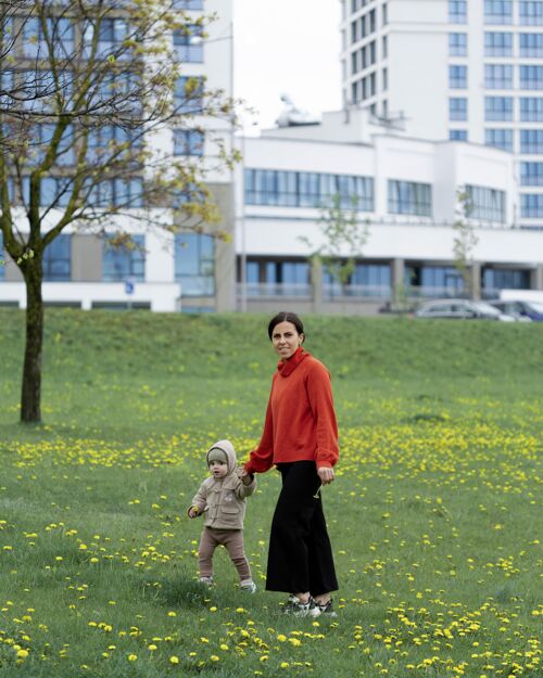 单身妈妈和孩子在一起人女人放松