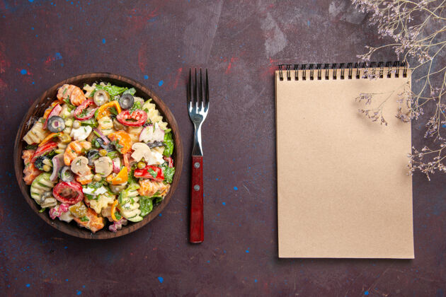 膳食顶视图美味的蔬菜沙拉与西红柿橄榄和蘑菇的深色背景健康饮食沙拉蔬菜午餐零食景观盘子饮食