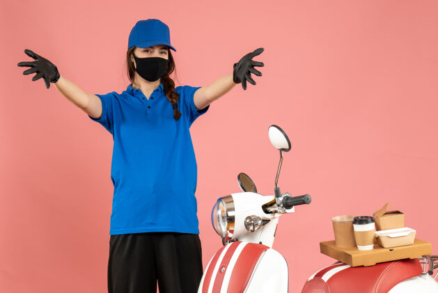 粉彩俯视图：戴着医用口罩手套的女孩站在摩托车旁 咖啡蛋糕上涂着淡粉色男人男成人
