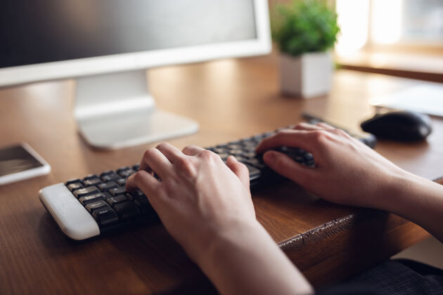 任务打字 特写穿着商务装在办公室工作的白人年轻女子打字笔记本电脑电脑
