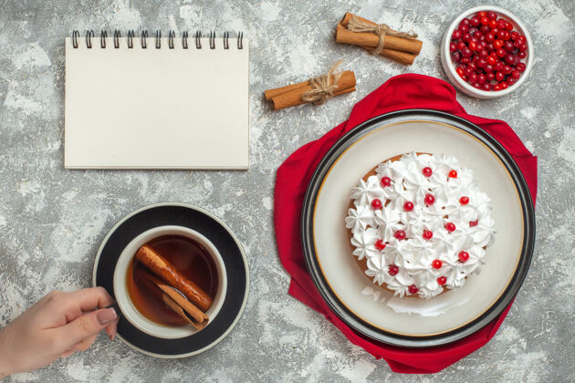 水果上图：红色布料上装饰着水果的美味奶油蛋糕奶油蛋糕毛巾杯子