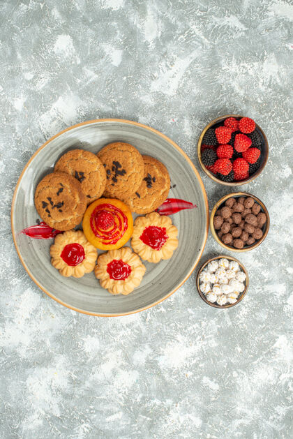 健康俯瞰美味的沙饼干与饼干和糖果的白色背景糖饼干蛋糕饼干茶甜饼蛋糕糖果饼干