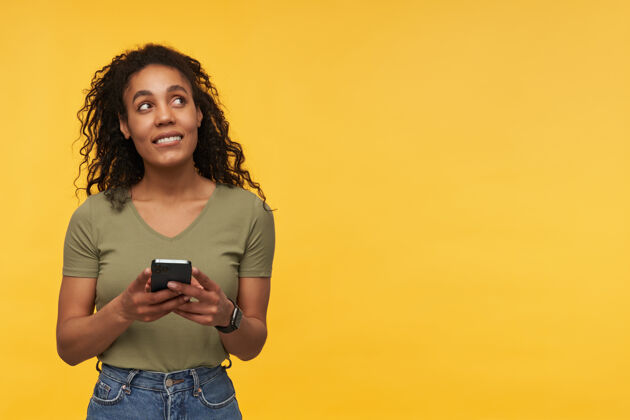 情绪年轻的非洲裔美国女性若有所思地看着旁边的文字空间 想了想留言的答案成人女性社交网络