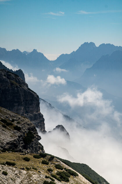 岩石雾山的垂直镜头景色全景寒冷