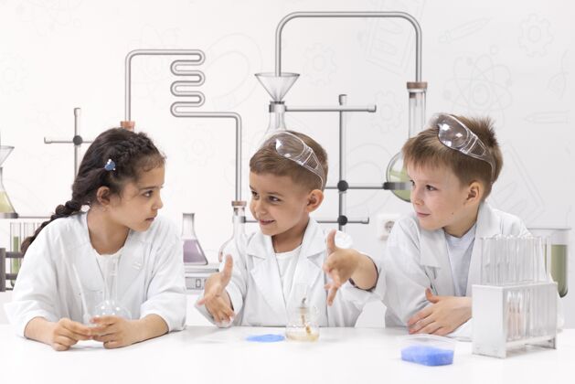 男孩好奇的孩子在学校做化学实验实验化学护理