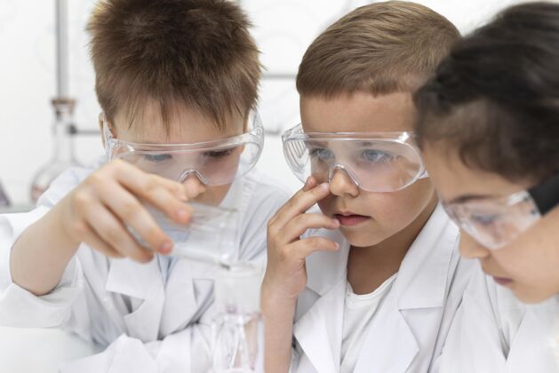 学习好奇的孩子在学校做化学实验护理化学学校