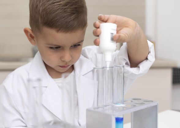 学习小男孩在学校做科学实验科学安全男孩
