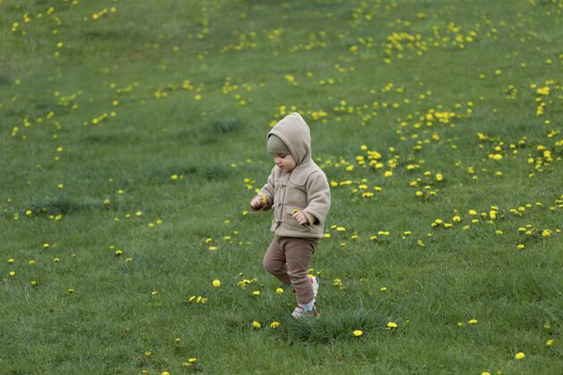 宝贝可爱的孩子在草地上散步可爱孩子放松