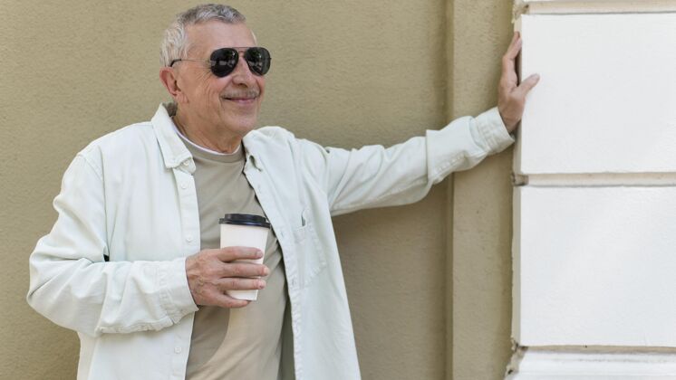 户外拿着咖啡杯的老人成年人男人老年人