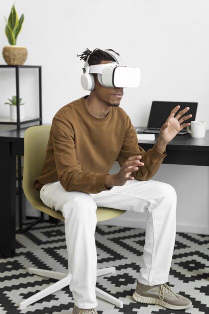科技戴着vr眼镜的男人全镜头虚拟现实眼镜耳机现代
