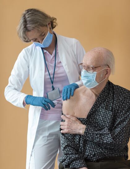 医生中枪的老人在打疫苗面具男人护理